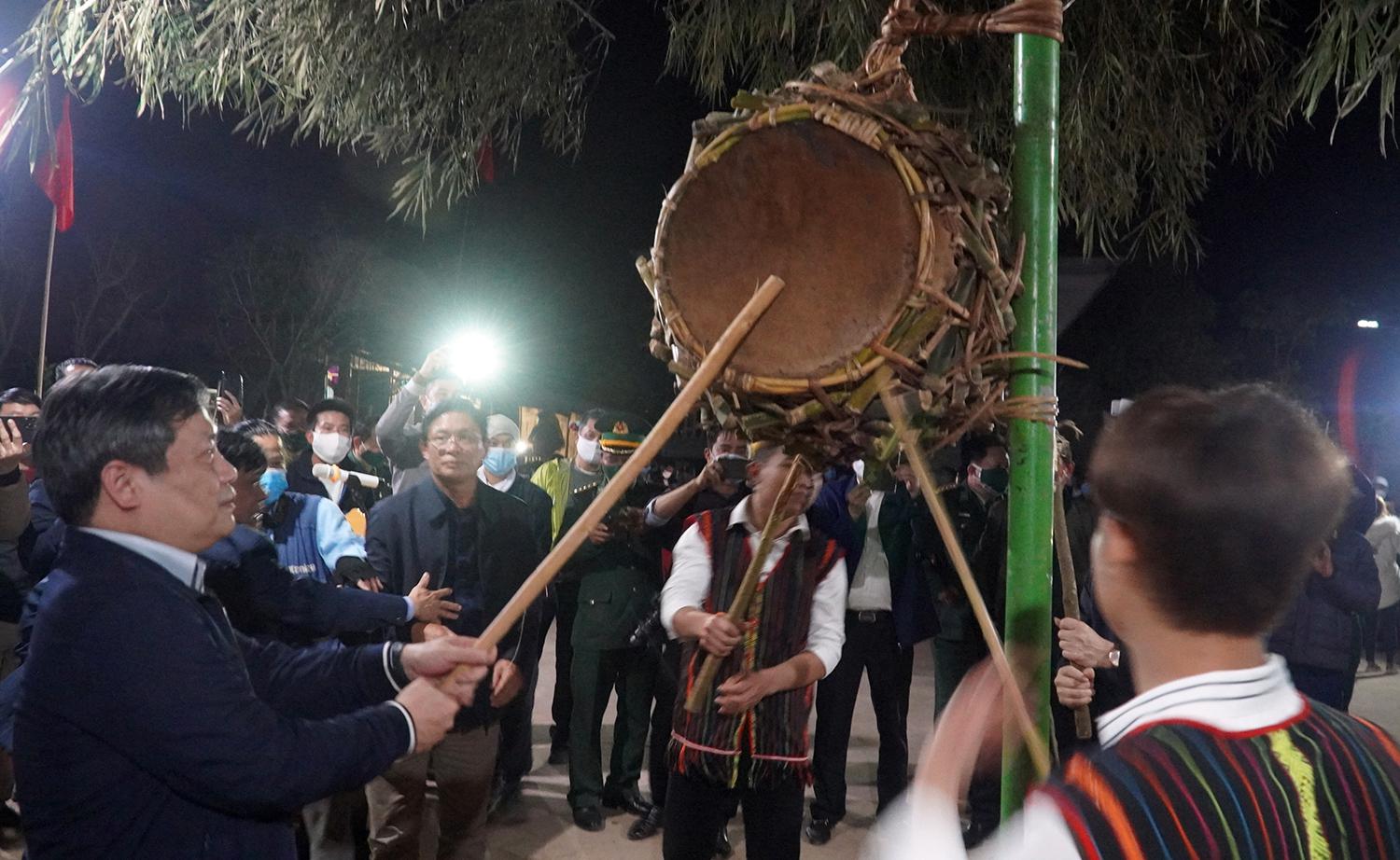 Tưng bừng lễ hội đập trống của người Ma Coong, Quảng Bình